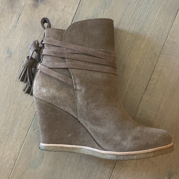 Like new!  Splendid Suede Booties- Size 9 - Picture 10 of 13